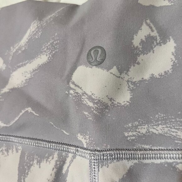 Lululemon crop size 6, camo gray and white - Picture 4 of 10
